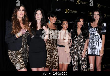 Khloe Kardashian, Kylie Jenner, Kris Jenner, Kourtney Kardashian, Kim Kardashian und Kendall Jenner nehmen an der Kardashian Kollection for Sears Launch Party in der Colony in Hollywood, CA Teil. Stockfoto