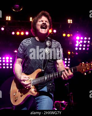 Tom Johnston von den Doobie Brothers tritt live während der Doobie Brothers auf und Lynyrd Skynyrd Co-Headline Tour Stop am Bethel Woods Center for Arts in New York, USA. Stockfoto