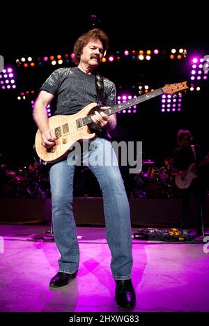 Tom Johnston von den Doobie Brothers tritt live während der Doobie Brothers auf und Lynyrd Skynyrd Co-Headline Tour Stop am Bethel Woods Center for Arts in New York, USA. Stockfoto