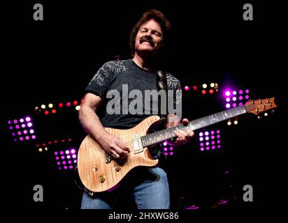 Tom Johnston von den Doobie Brothers tritt live während der Doobie Brothers auf und Lynyrd Skynyrd Co-Headline Tour Stop am Bethel Woods Center for Arts in New York, USA. Stockfoto