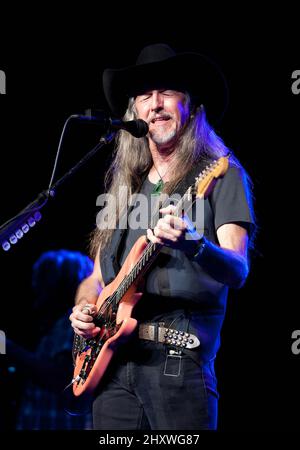 Patrick Simmons von den Doobie Brothers tritt live während der Doobie Brothers auf und Lynyrd Skynyrd Co-Headline Tour Stop am Bethel Woods Center for Arts in New York, USA. Stockfoto