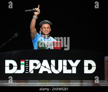 DJ Pauly D spielt während der Femme Fatale Tour 2011 in Raleigh, North Carolina, ein Live-DJ-Set Stockfoto