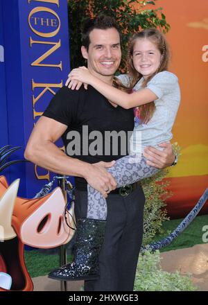 Antonio Sabato Jr. und Tochter Mina während der Weltpremiere „The Lion King 3D“ im El Capitan Theatre, Kalifornien Stockfoto