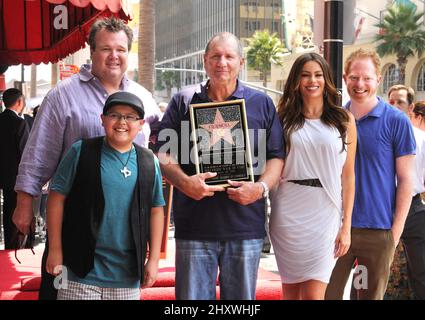 Eric Streetstone, Rico Rodriguez, Ed O'Neill, Sofia Vergara und Jesse Tyler Ferguson während Ed's Star Ceremony auf dem Hollywood Walk of Fame, Kalifornien Stockfoto