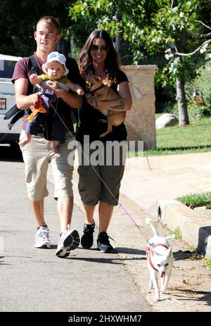 Alanis Morissette, Ehemann Mario Treadway und Sohn werden in Brentwood, Kalifornien, gesehen Stockfoto