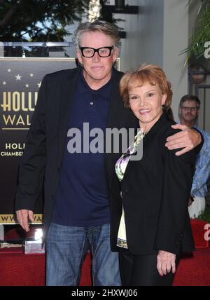 Gary Busey und Maria Elena Holly posieren als Buddy Holly wird am 07. September 2011 auf dem Hollywood Walk of Fame vor dem Capital Records Building in Hollywood, Kalifornien, geehrt. Stockfoto