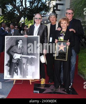 Peter Asher, Phil Everly, Maria Elena Holly und Gary Busey posieren als Buddy Holly am 07. September 2011 auf dem Hollywood Walk of Fame vor dem Capital Records Building, Hollywood, Kalifornien, geehrt wird. Stockfoto