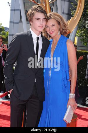 Brenda Strong und Sohn Zach Henrie nahmen an den Primetime Creative Arts Emmy Awards 2011 im Nokia Theater in Los Angeles Teil Stockfoto