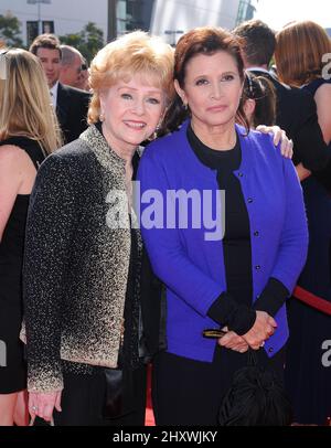 Debbie Reynolds und Carrie Fisher nahmen an den Primetime Creative Arts Emmy Awards 2011 im Nokia Theater in Los Angeles Teil Stockfoto