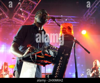 Tunde Adebimpe, TV on the Radio tritt beim Virgin Music Festival Freefest 2011 auf, das im Merriweather Post Pavilion in Columbia, MD., stattfand Stockfoto