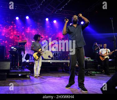 Tunde Adebimpe, TV on the Radio tritt beim Virgin Music Festival Freefest 2011 auf, das im Merriweather Post Pavilion in Columbia, MD., stattfand Stockfoto