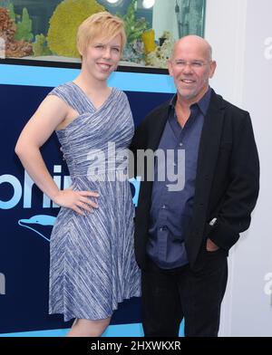 Charles Martin Smith und seine Tochter nahmen an der Weltpremiere „Dolphin Tale“ im Village Theatre in Westwood, Los Angeles, Teil. Stockfoto