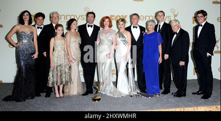 Jessica Pare, Kiernan Shipka, Elisabeth Moss, Christina Hendricks und die Darsteller von Mad Men im Presseraum während der jährlichen Primetime Emmy Awards 63. im Nokia Theater L.A. in Los Angeles, Kalifornien, USA. Stockfoto