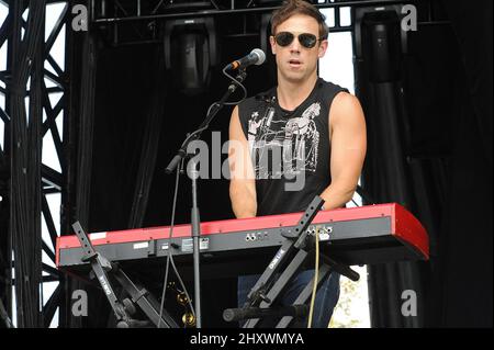 Mikel Jollett vom Airborne Toxic Event tritt beim zehnten jährlichen Austin City Limits Music Festival, das im Zilker Park in Texas, USA, stattfindet, live auf der Bühne auf. Stockfoto