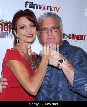 Joey Buttafuoco und Frau Evanka während der Pressekonferenz „Celebrity Fight Night“ in Beverly Hills, Kalifornien Stockfoto