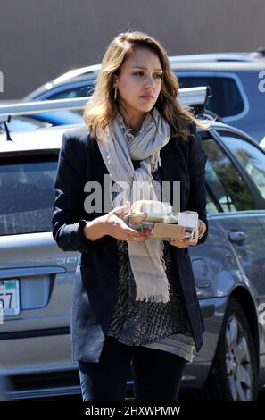 Jessica Alba geht mit ihrer Mutter und ihrer neuen Tochter Haven zum Mittagessen, nachdem sie ihre Tochter Honor in der Schule in Santa Monica, ca. Stockfoto