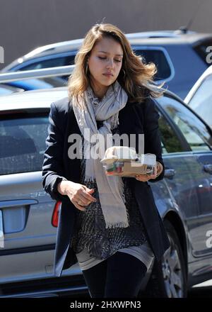 Jessica Alba geht mit ihrer Mutter und ihrer neuen Tochter Haven zum Mittagessen, nachdem sie ihre Tochter Honor in der Schule in Santa Monica, ca. Stockfoto