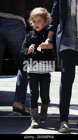 Jessica Alba geht mit ihrer Mutter und ihrer neuen Tochter Haven zum Mittagessen, nachdem sie ihre Tochter Honor in der Schule in Santa Monica, ca. Stockfoto