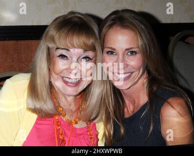 Terry Moore und Kathleen Kinmont während der Hollywood Show im Herbst 2011 im Burbank Airport Marriott Hotel & Convention Center, Kalifornien Stockfoto