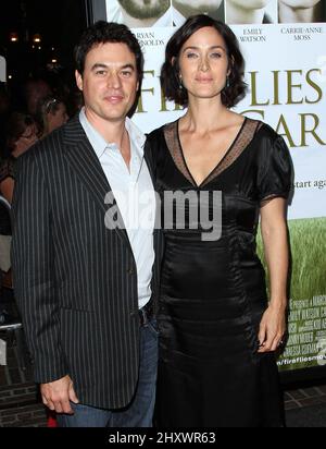 Carrie-Anne Moss und ihr Ehemann Steven Roy während der Premiere von „Fireflies in the Garden“ in Los Angeles im Pacific Theatre im Grove, Kalifornien Stockfoto