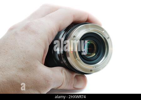 Fotoobjektiv in der Hand, Bajonettfassung isoliert auf weißem Hintergrund Stockfoto