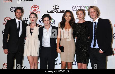 Joshua Bowman, Christa B. Allen, Connor Paolo, Ashley Madekwe, Emily VanCamp und Gabriel Mann während der Environmental Media Awards 2011 in den Warner Bros. Studios, Kalifornien Stockfoto