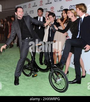 Matthew Rhys, Joshua Bowman, Christa B. Allen, Connor Paolo, Ashley Madekwe, Emily VanCamp und Gabriel Mann während der Environmental Media Awards 2011 in den Warner Bros. Studios, Kalifornien Stockfoto