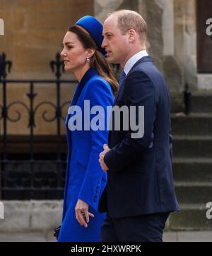 London, Großbritannien. 14. März 2022. Der Herzog und die Herzogin von Cambridge kommen zum Commonwealth-Gottesdienst in der Westminster Abbey an. Kredit: Mark Thomas/Alamy Live Nachrichten Stockfoto