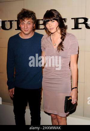 Jeremy Allen White und Emma Greenwell während der Burberry Body Burberry Fragrance Launch Party in Burberry, Kalifornien Stockfoto