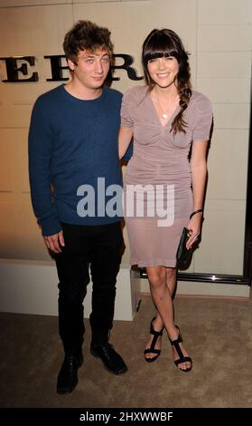 Jeremy Allen White und Emma Greenwell während der Burberry Body Burberry Fragrance Launch Party in Burberry, Kalifornien Stockfoto