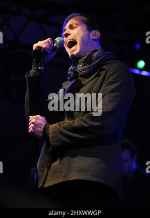 Michael Fitzpatrick von Fitz & The Tantrums tritt während der Voodoo Music Experience 2011 auf, die im City Park in New Orleans stattfindet. Stockfoto