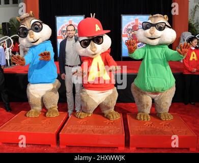 Jason Lee mit Alvin und den Chipmucks während der Hand- und Fußabdruck-Zeremonie der Alvin und der Chipmucks im Grauman's Chinese Theatre in Hollywood, ca. Stockfoto