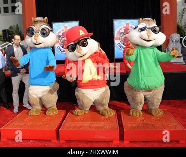 Jason Lee mit Alvin und den Chipmucks während der Hand- und Fußabdruck-Zeremonie der Alvin und der Chipmucks im Grauman's Chinese Theatre in Hollywood, ca. Stockfoto