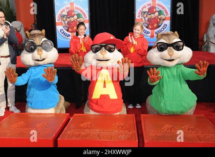 Jason Lee mit Alvin und den Chipmucks während der Hand- und Fußabdruck-Zeremonie der Alvin und der Chipmucks im Grauman's Chinese Theatre in Hollywood, ca. Stockfoto