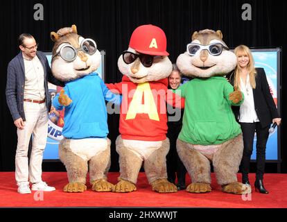 Jason Lee mit Alvin und den Chipmucks während der Hand- und Fußabdruck-Zeremonie der Alvin und der Chipmucks im Grauman's Chinese Theatre in Hollywood, ca. Stockfoto