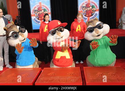 Jason Lee mit Alvin und den Chipmucks während der Hand- und Fußabdruck-Zeremonie der Alvin und der Chipmucks im Grauman's Chinese Theatre in Hollywood, ca. Stockfoto