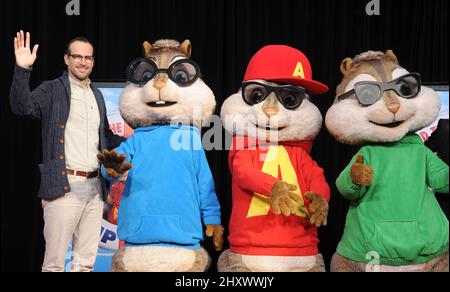 Jason Lee mit Alvin und den Chipmucks während der Hand- und Fußabdruck-Zeremonie der Alvin und der Chipmucks im Grauman's Chinese Theatre in Hollywood, ca. Stockfoto