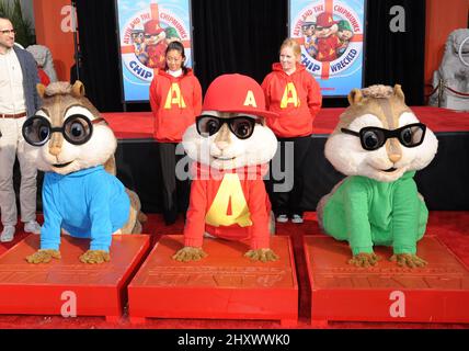 Jason Lee mit Alvin und den Chipmucks während der Hand- und Fußabdruck-Zeremonie der Alvin und der Chipmucks im Grauman's Chinese Theatre in Hollywood, ca. Stockfoto