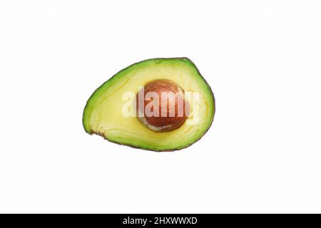 Geschnittene Avocado isoliert auf weißem Hintergrund. Draufsicht auf reife Avocado. Stockfoto