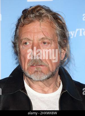 Robert Plant bei einer Pressekonferenz im Ronald Reagan UCLA Medical Center in Los Angeles. Daltrey und Plant versprachen, Geld zu sammeln, um einen Teil der pädiatrischen Etage des Krankenhauses zu einem separaten Raum für Patienten im Alter von 15 bis 24 Jahren zu renovieren Stockfoto