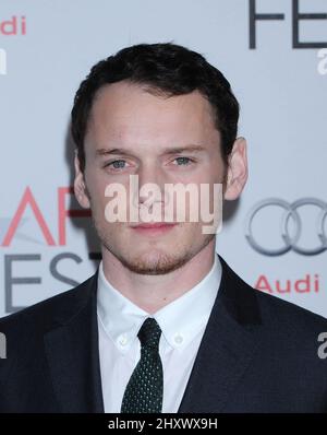 Anton Yelchin beim Los Angeles Times Young Hollywood Panel präsentiert vom AFI Fest 2011, das im Grauman's Chinese Theatre in Hollywood, Los Angeles, CA, USA, stattfand Stockfoto