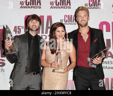 Die Mitglieder der Lady Antebellum-Band Hillary Scott, Charles Kelly und Dave Haywood im Presseraum während der jährlichen Country Music Association Awards 45. in der Bridgestone Arena, Nashville Stockfoto