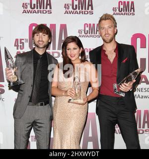 Die Mitglieder der Lady Antebellum-Band Hillary Scott, Charles Kelly und Dave Haywood im Presseraum während der jährlichen Country Music Association Awards 45. in der Bridgestone Arena, Nashville Stockfoto