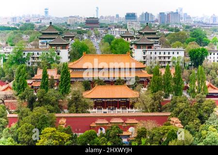 Luftaufnahme des Museums des Chinesischen Palastes mit der Stadt im Hintergrund Stockfoto