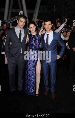 Robert Pattinson, Kristen Stewart und Taylor Lautner kommen zur Premiere von 'The Twilight Saga: Breaking Dawn - Part 1' in Los Angeles, USA. Stockfoto