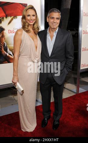 Stacy Keibler und George Clooney nehmen an der Premiere „The Descendants“ im Samuel Goldwyn Theater in Los Angeles, USA, Teil. Stockfoto