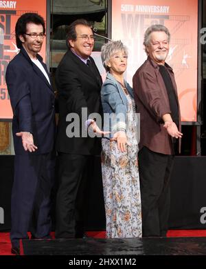George Chakiris, Kenny Ortega, Rita Moreno und Russ Tamblyn nehmen an der West Side Story: 50. Anniversary Cast-Veranstaltung im Grauman's Chinese Theatre in Los Angeles, USA, Teil. Stockfoto