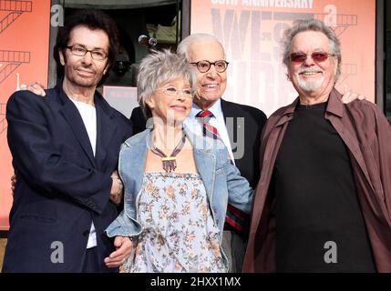 George Chakiris, Rita Moreno, Walter Mirisch und Russ Tamblyn nehmen an der West Side Story: 50. Anniversary Cast-Veranstaltung im Grauman's Chinese Theatre in Los Angeles, USA, Teil. Stockfoto