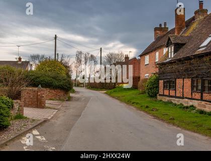 Blick auf die Straße in Worcestershire Dorf von Kington. Stockfoto