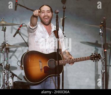 Josh Thompson tritt während des „CMT on Tour: Luke Bryan's Tailgates and Tanlines 2011“ im Monroe Civic Center in Monroe, La, auf. Stockfoto